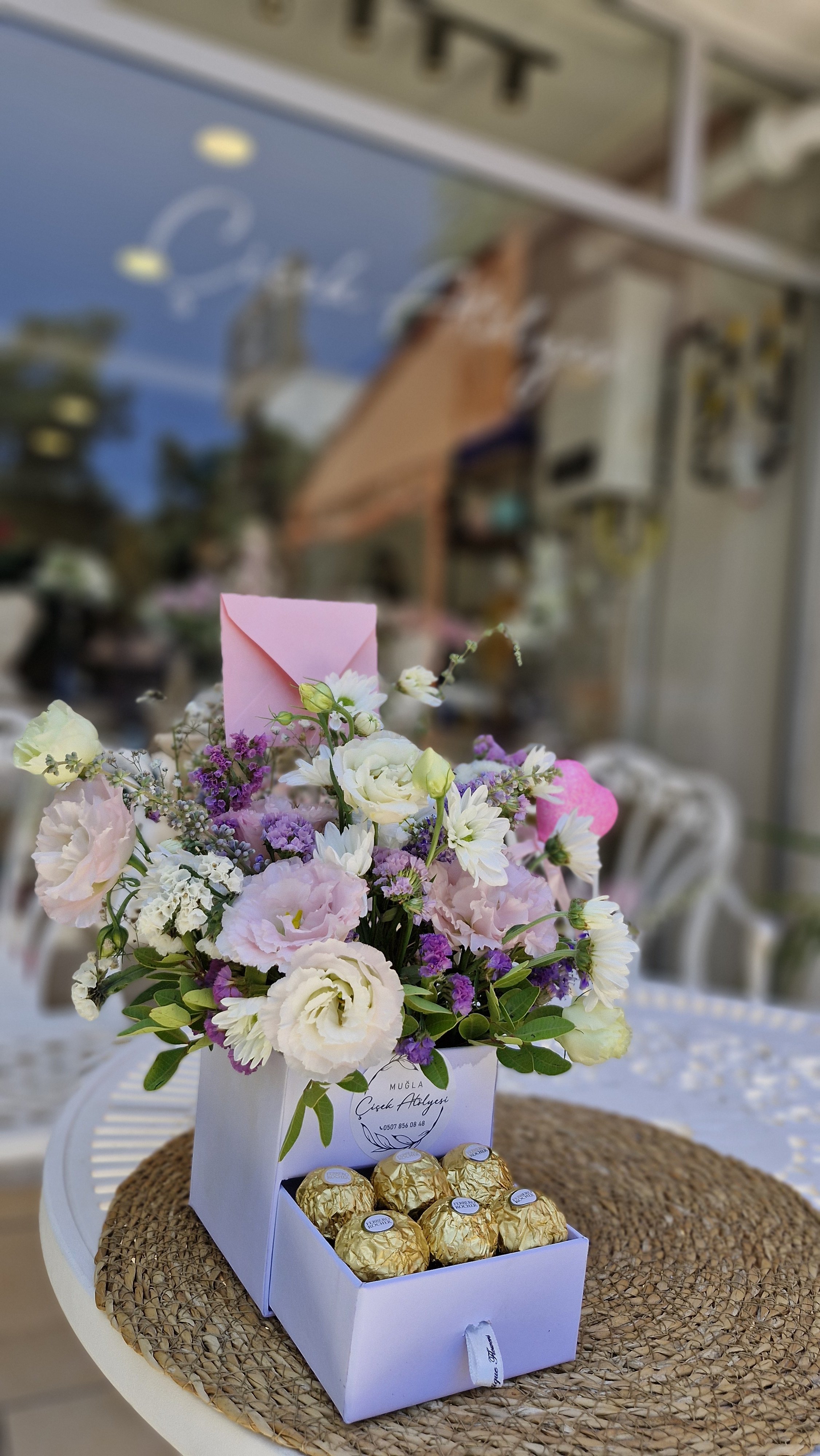 Özel Tasarım Çiçek ve Çikolata Kutusu